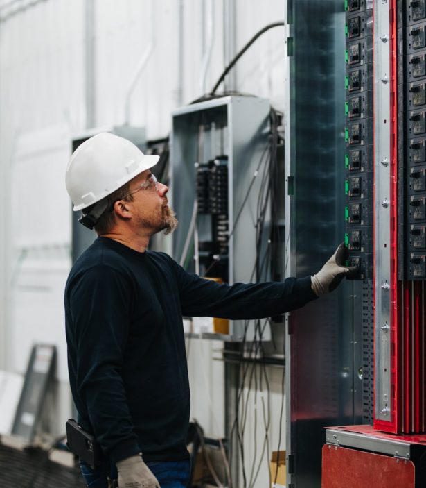 électricien-travaillant-sur-panneau-électrique