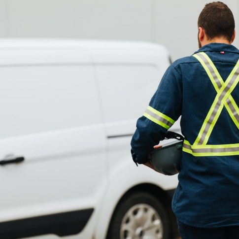 technicien en automation-marchant-vers-camion