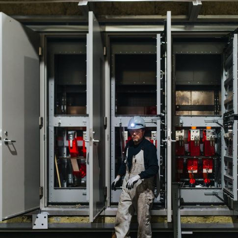 électricien-travaillant-sur-panneau-électrique