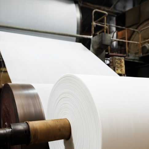 rouleau-de-papier-sur-machine-dans-une-usine