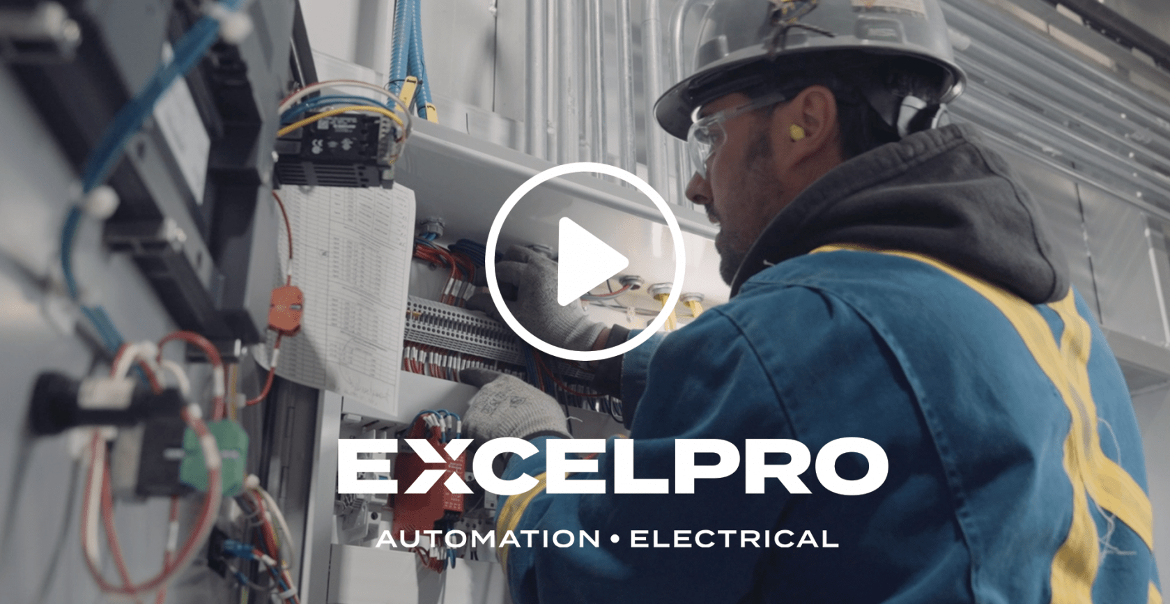 thumbnail-video-Excelpro-un-électricien-travaillant-sur-panneau-de-contrôle