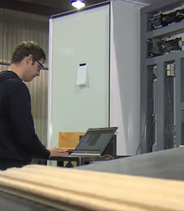 technicien en automation testant un système automatisé
