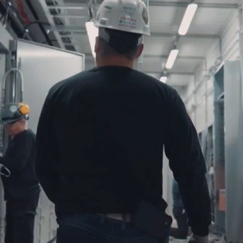 électricien-travaillant-sur-panneau-électrique