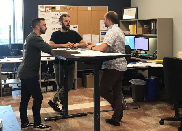 trois ingénieurs en discussion Excelpro
