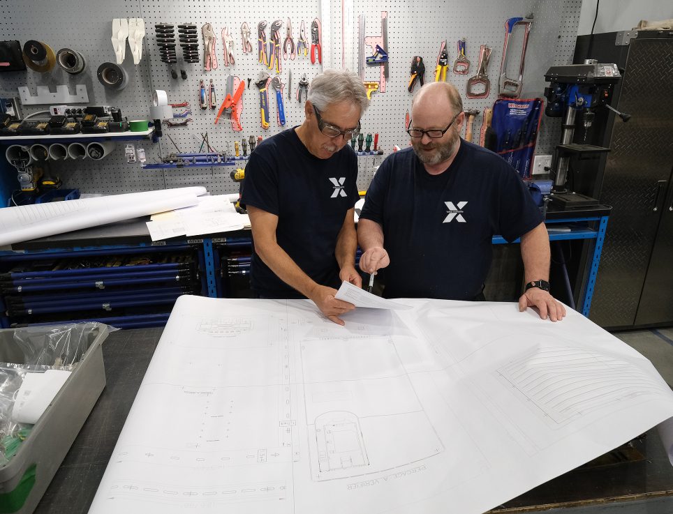 travail équipe atelier fabrication panneau de contrôle