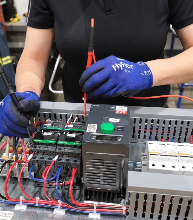 Fabrication de panneaux de contrôle électrique